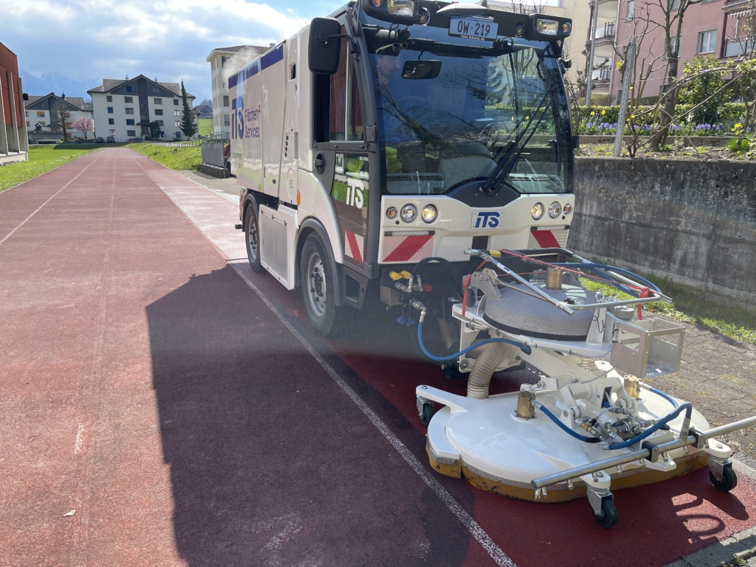 Sportplatzreinigung mit Kleinflächenreiniger bis 250 bar und bis 6 to Sportplatzreinigung mit Kleinflächenreiniger bis 250 bar und bis 6 to